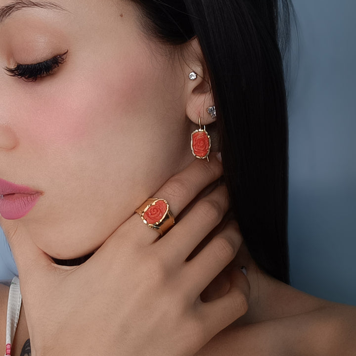 Orecchini rose di corallo montati in argento dorato