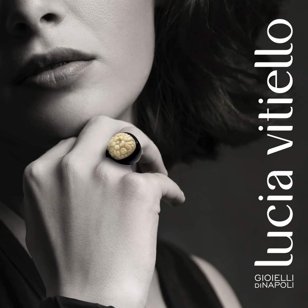 Anello in pasta di avorio montato su agata nera Lucia Vitiello Gioielli di Napoli