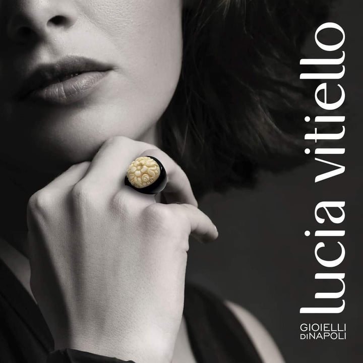 Anello in pasta di avorio montato su agata nera Lucia Vitiello Gioielli di Napoli