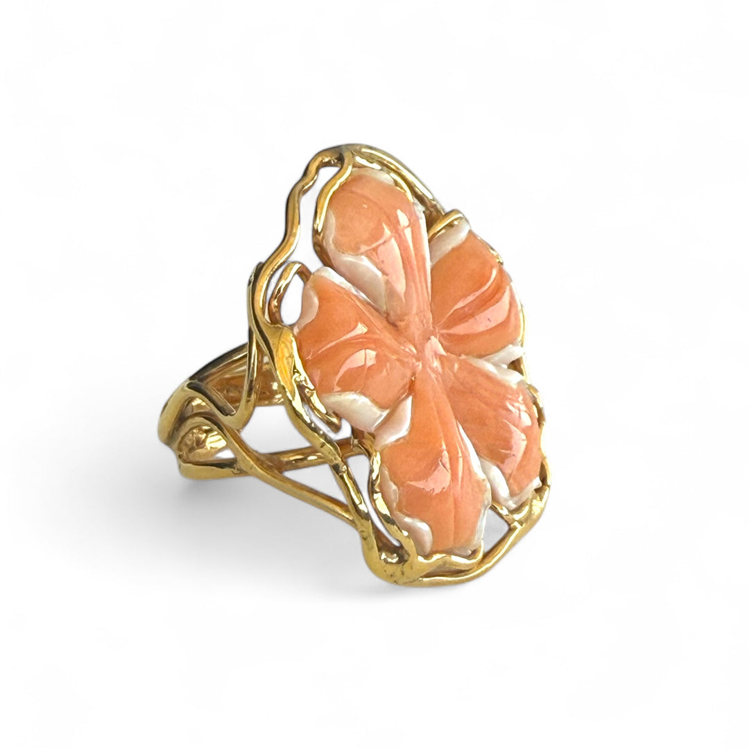 Anello “fiore” di madreperla e corallo montato su argento