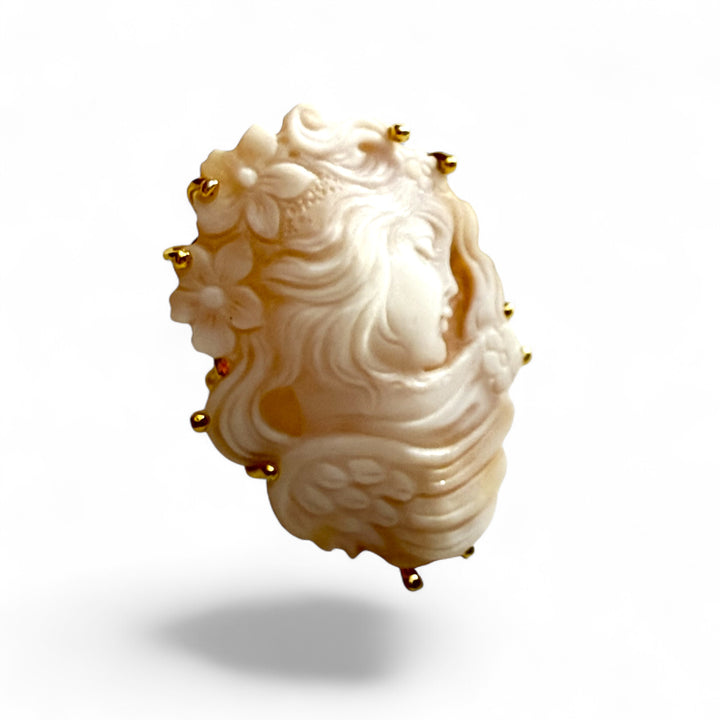 Fine collection - goddess ring in sardonyx cameo mounted on silver