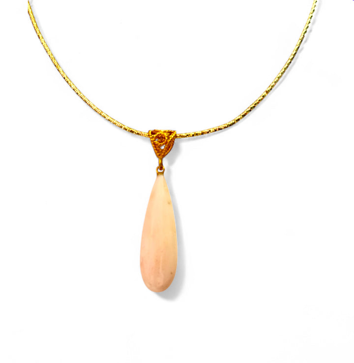 Collana con pendolo corallo rosa montato su argento