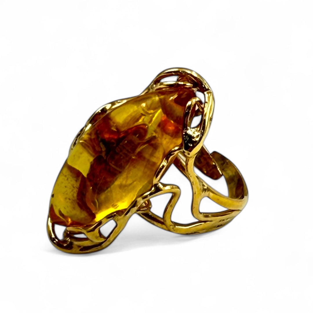 Fine collezione - Anello in ambra gialla con insetto montato in argento
