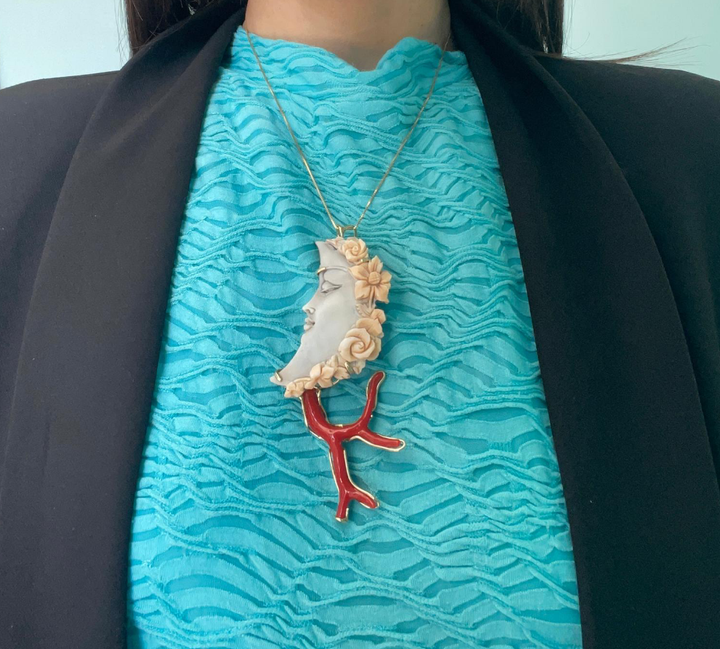 Collana ciondolo luna in cammeo e corallo montato su argento
