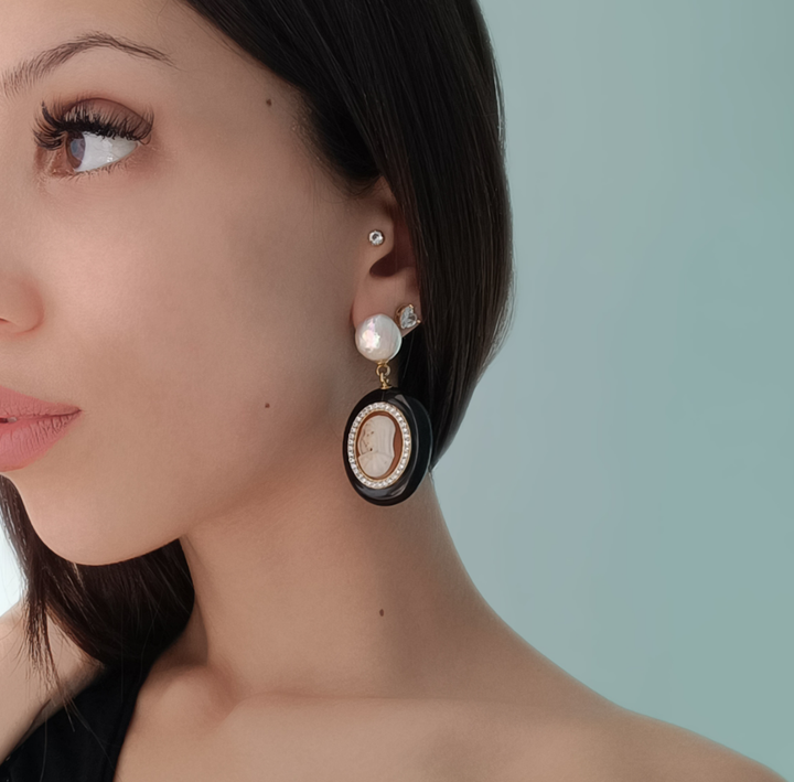 Divine Madonna earrings in cameo mounted on agate