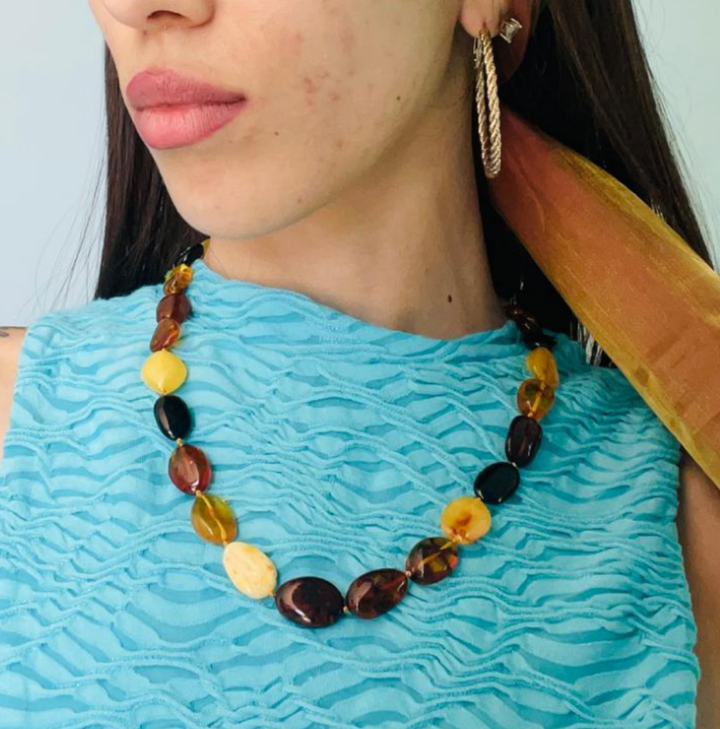 Collana ambra multicolore montata su argento