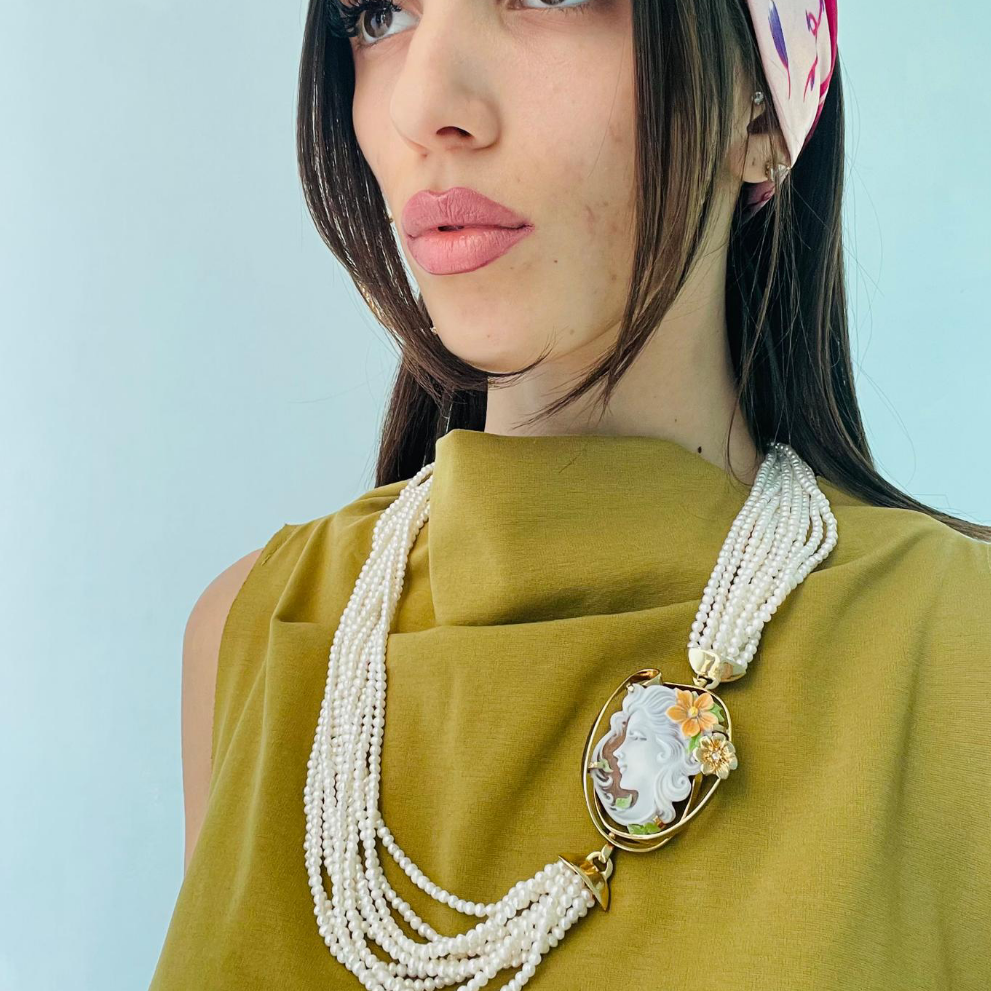 Collana ciondolo dea in cammeo montato su argento Lucia Vitiello Gioielli di Napoli