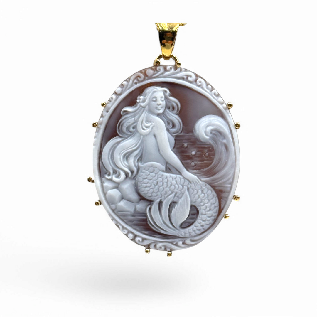 Mermaid pendant necklace in sardonyx shell mounted on silver