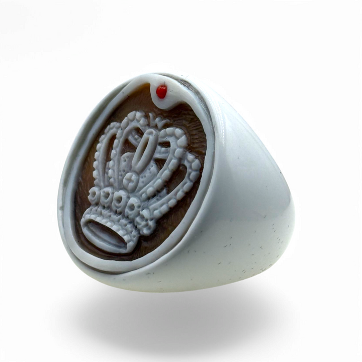 "Crown" ring in sardonyx cameo mounted on white agate and silver