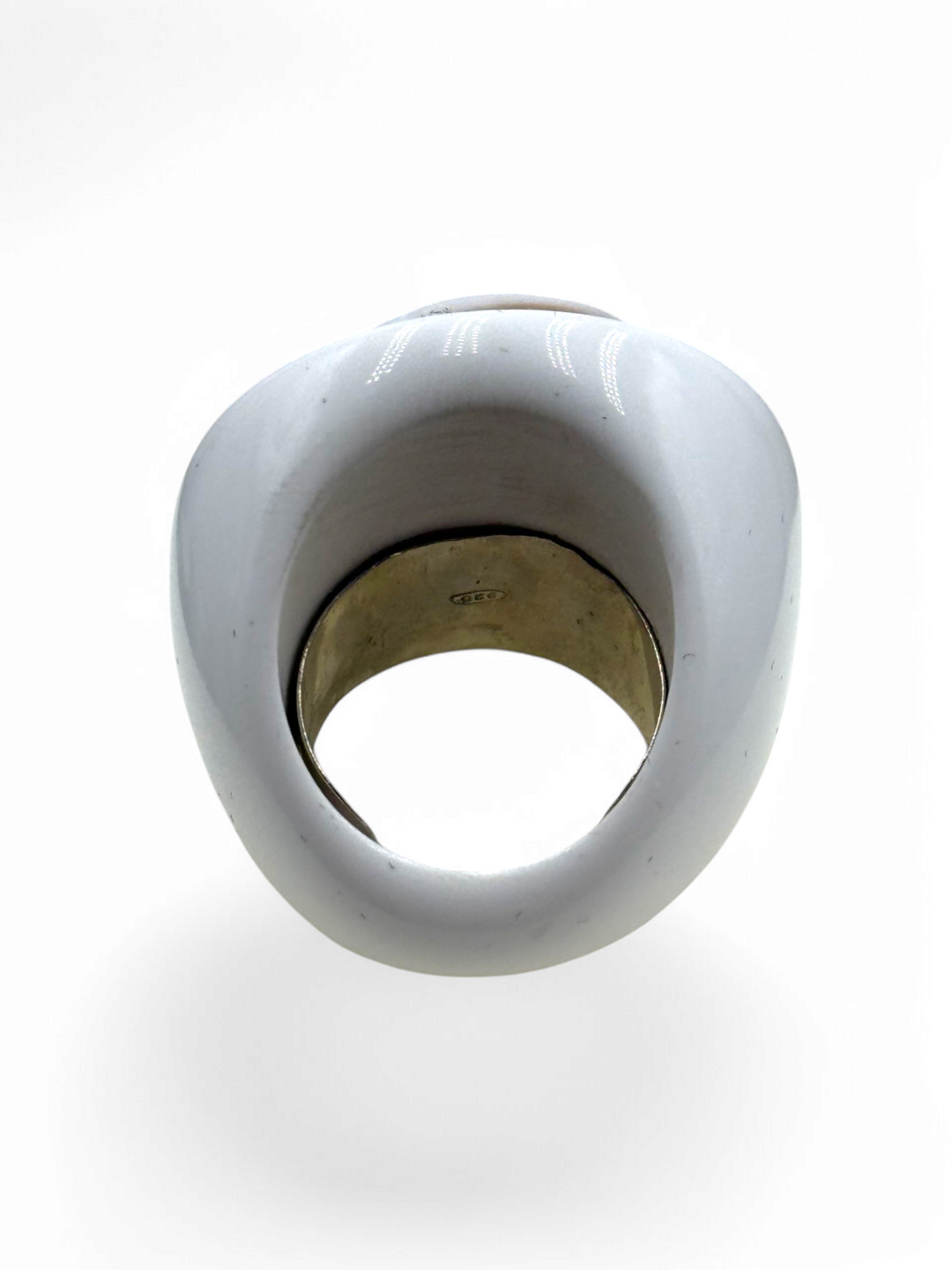 "Crown" ring in sardonyx cameo mounted on white agate and silver