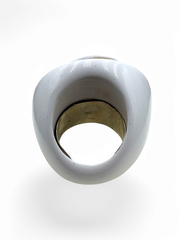 "Crown" ring in sardonyx cameo mounted on white agate and silver