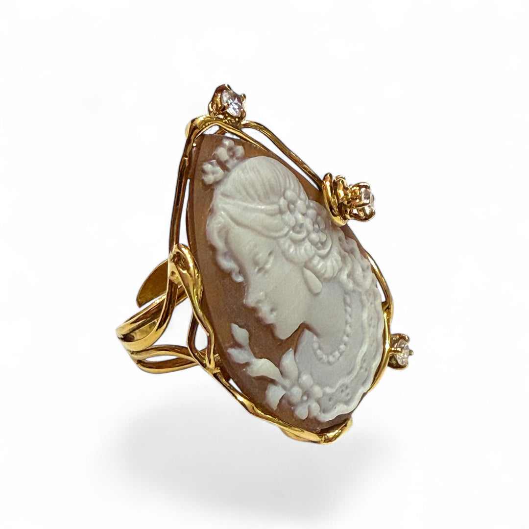 Anello dea in cammeo e montato su argento