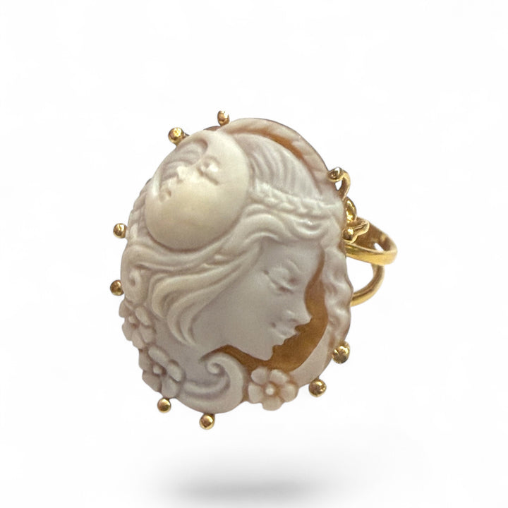 "MOON GODDESS" RING IN CAMEO MOUNTED IN SILVER