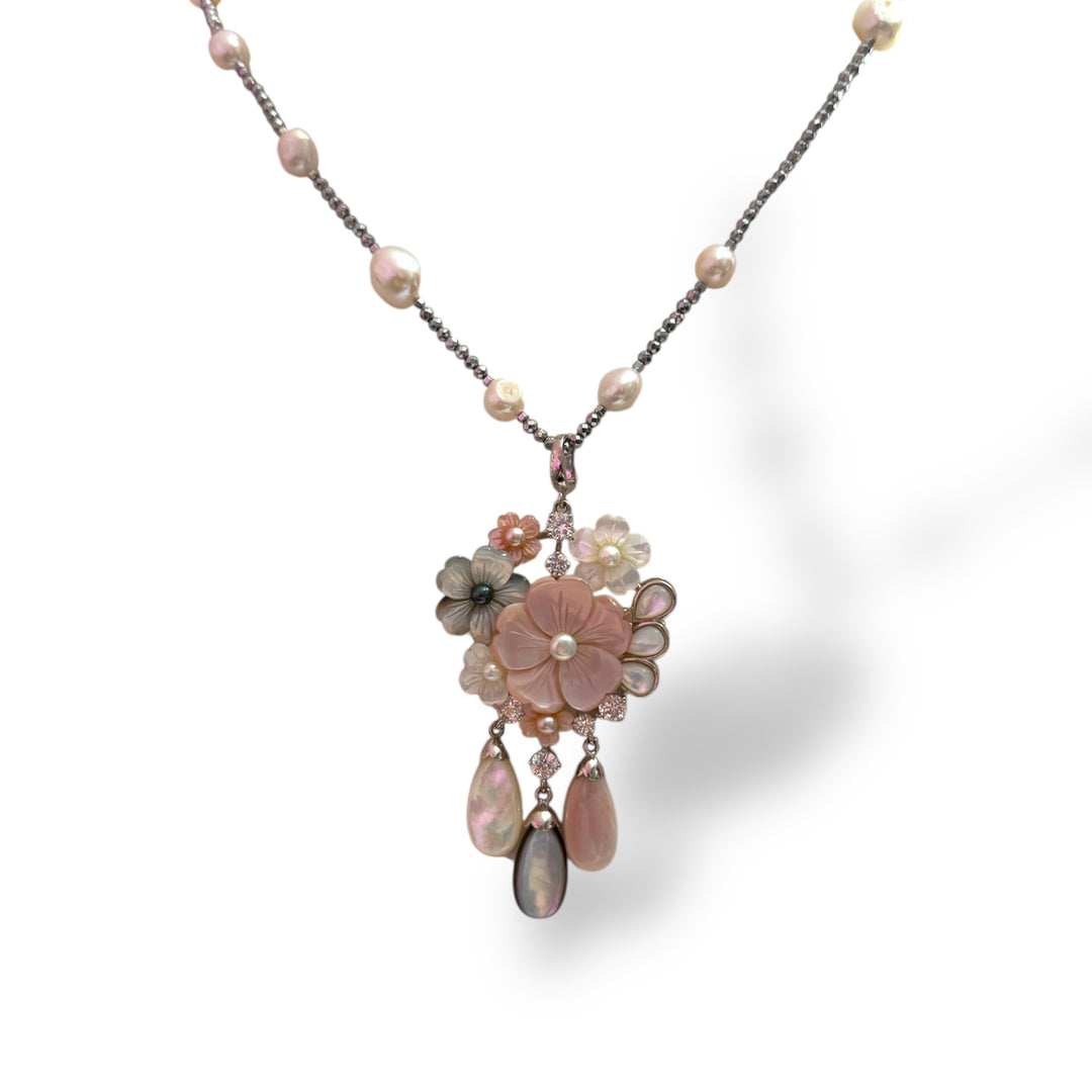 End of collection - Mother-of-pearl flower pendant necklace in mother-of-pearl and pearl set in silver