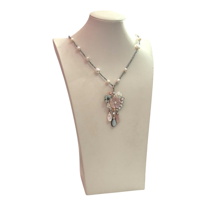 End of collection - Mother-of-pearl flower pendant necklace in mother-of-pearl and pearl set in silver