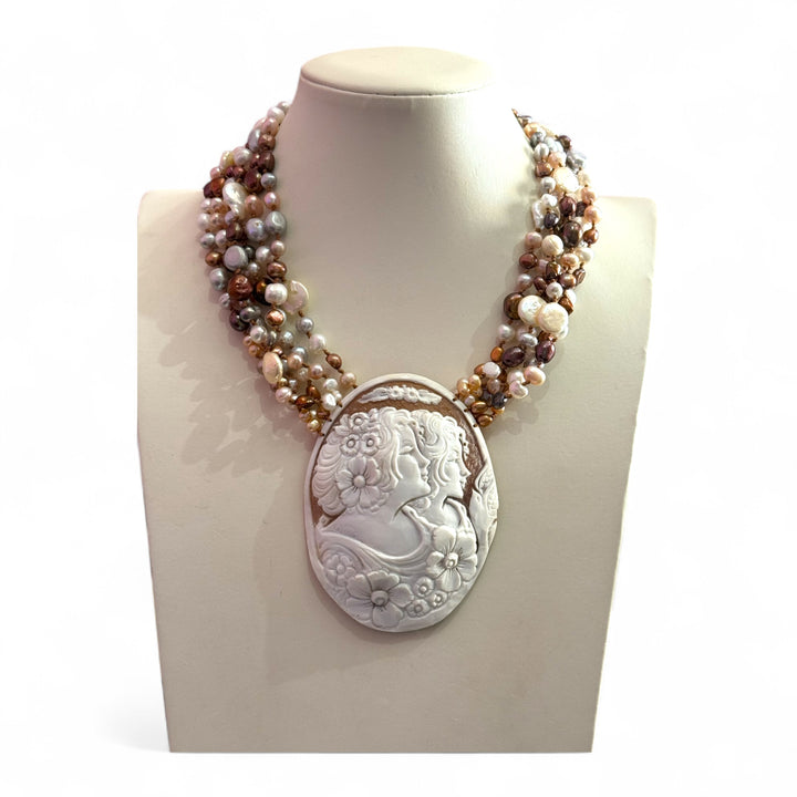 Collana cammeo le due sorelle montato su perle multicolore
