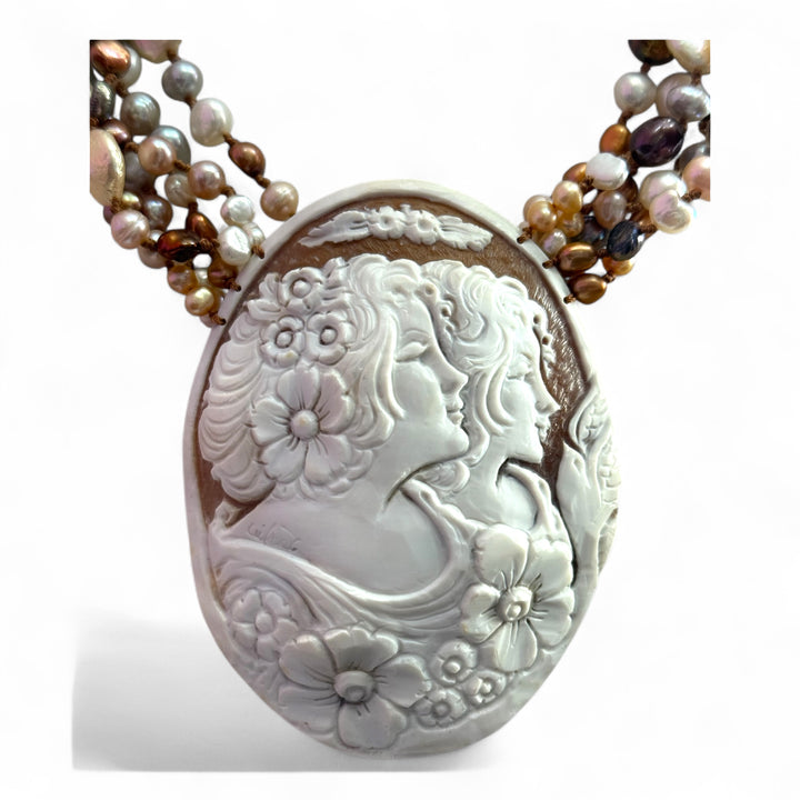 Collana cammeo le due sorelle montato su perle multicolore