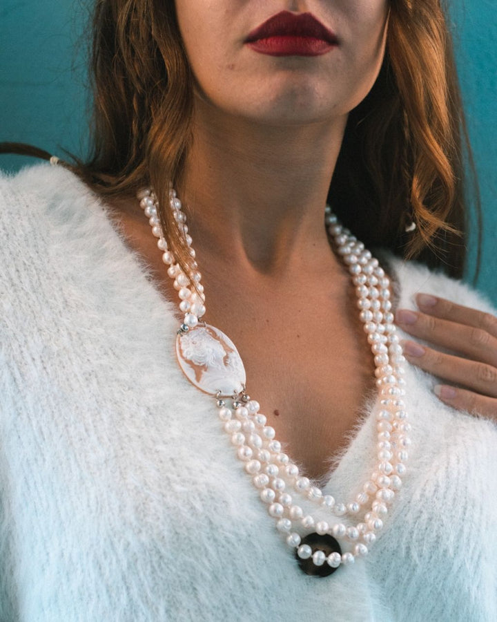 Collana dea in cammeo e perle montato su argento Lucia Vitiello Gioielli di Napoli