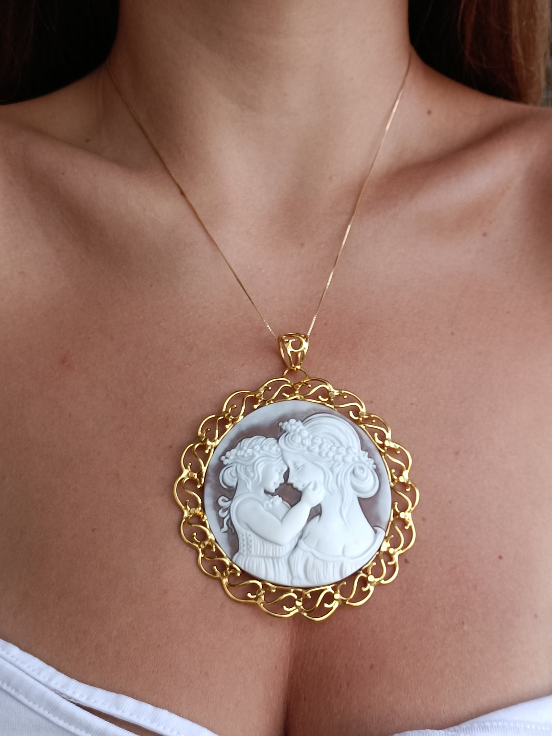 Collana ciondolo connubio d'amore, maternità in cammeo sardonico montato su argento