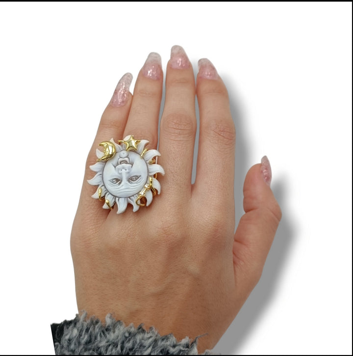 Anello sole in cammeo montato su argento