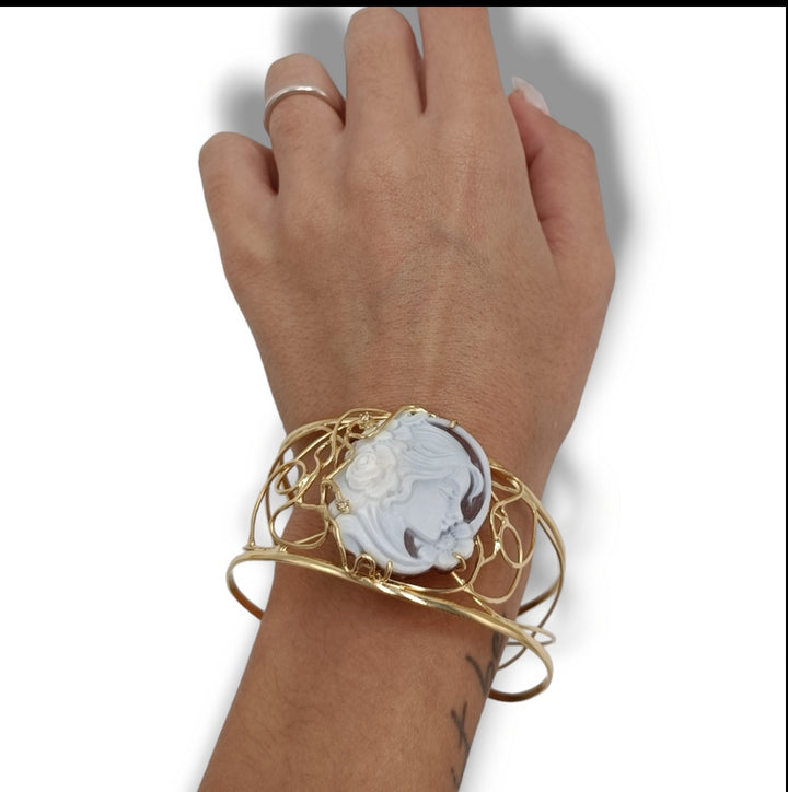 Bracciale dea in cammeo montato su perle e argento