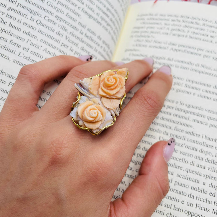 FINE COLLEZIONE - Anello fiore in cammeo montato su argento