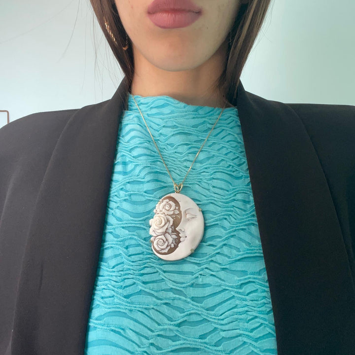 Collana ciondolo luna in cammeo montata in argento dorato