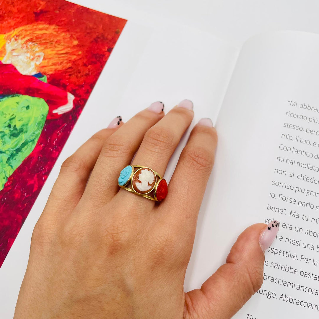 Anello dee in cammeo e in corallo montato su argento