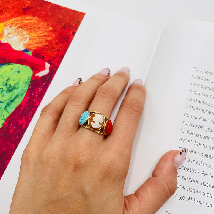 Anello dee in cammeo e in corallo montato su argento