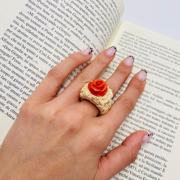 Anello rosa in corallo rosso montato su pasta di avorio
