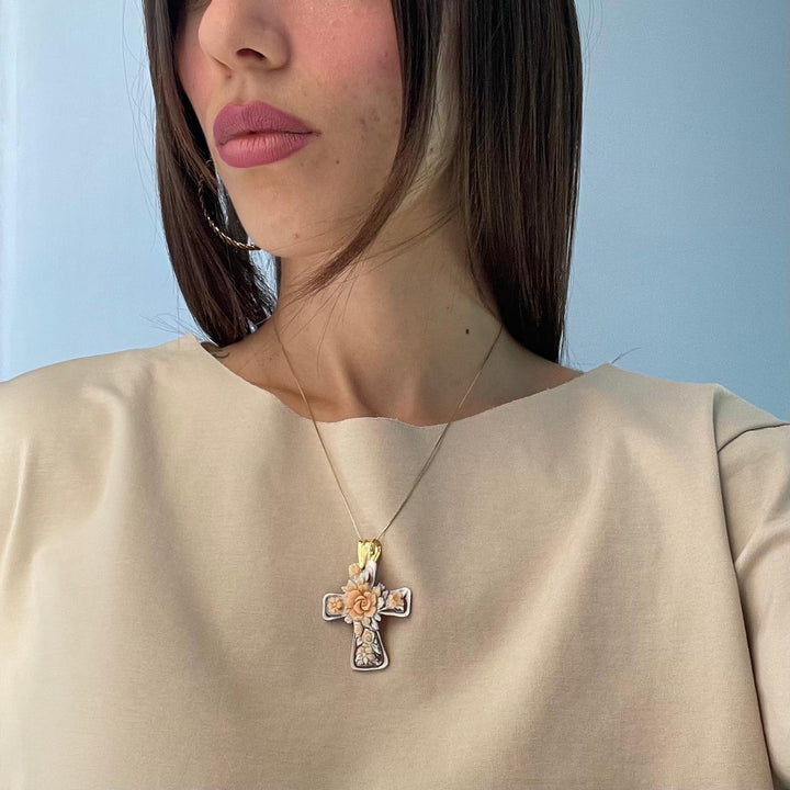 Collana ciondolo "Croce Latina" in cammeo montato su argento