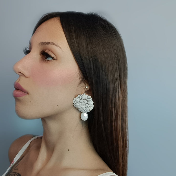 Orecchini dalia e perle in cammeo montati su argento Lucia Vitiello Gioielli di Napoli