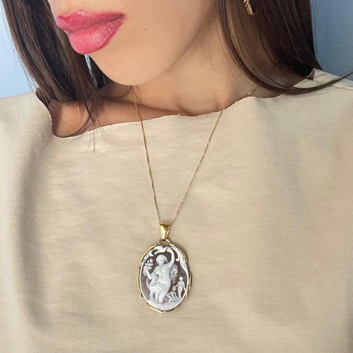 Venus pendant in cameo mounted on silver