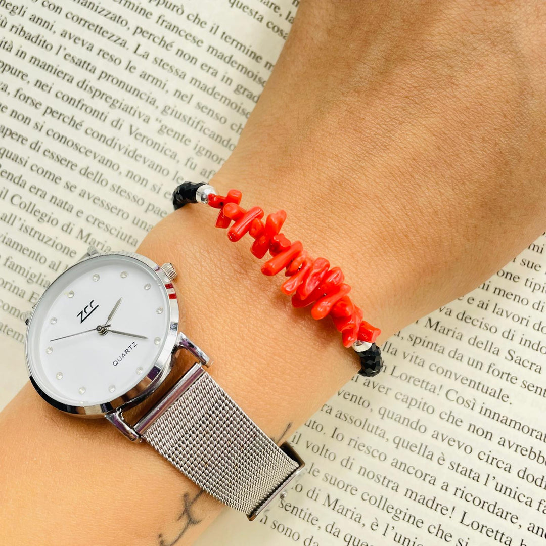 Bracelet with a coral thread mounted on agate