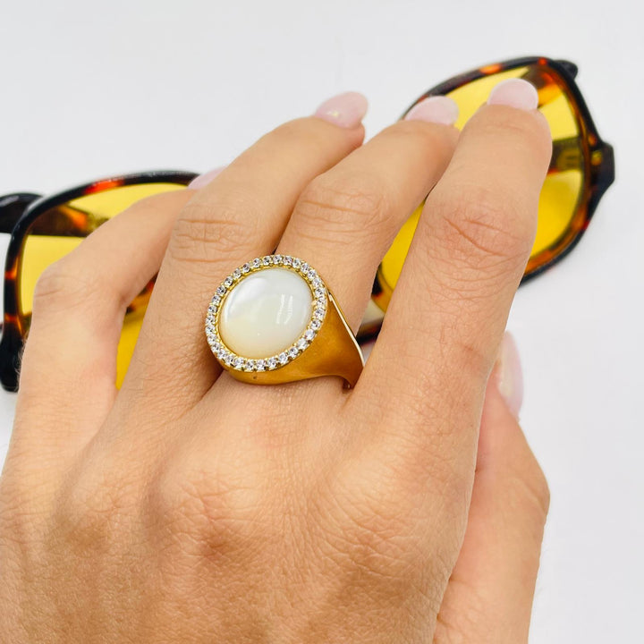 Mother of pearl ring mounted on silver 