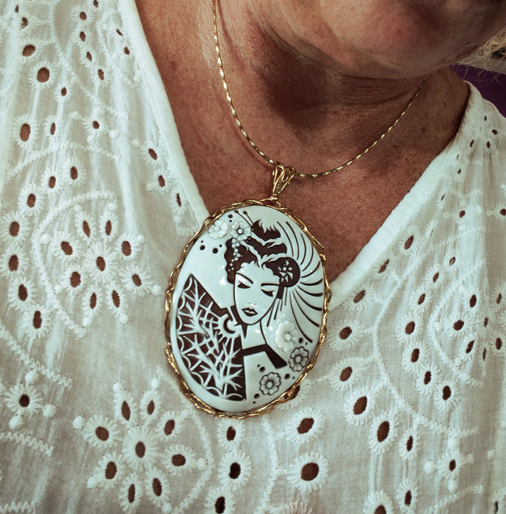 Oriental Line - Pendant Japanese Geisha in Cameo Mounted on Silver