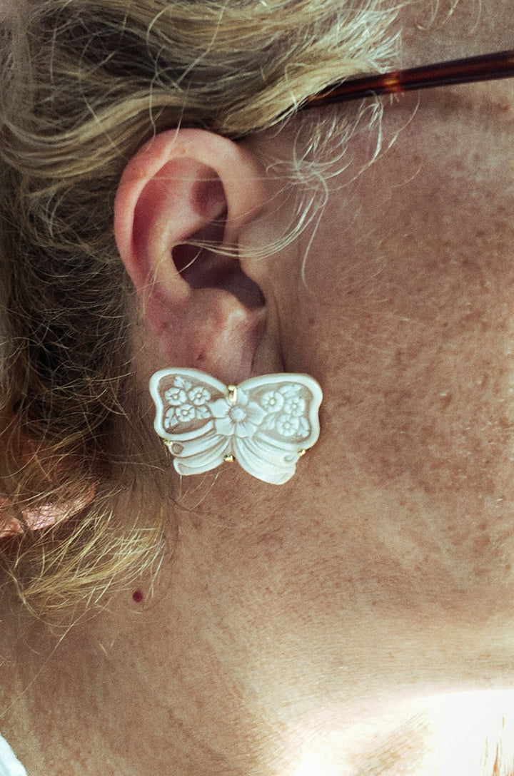 FINE COLLEZIONE  - Orecchini fiocco in cammeo montati su argento Lucia Vitiello Gioielli di Napoli