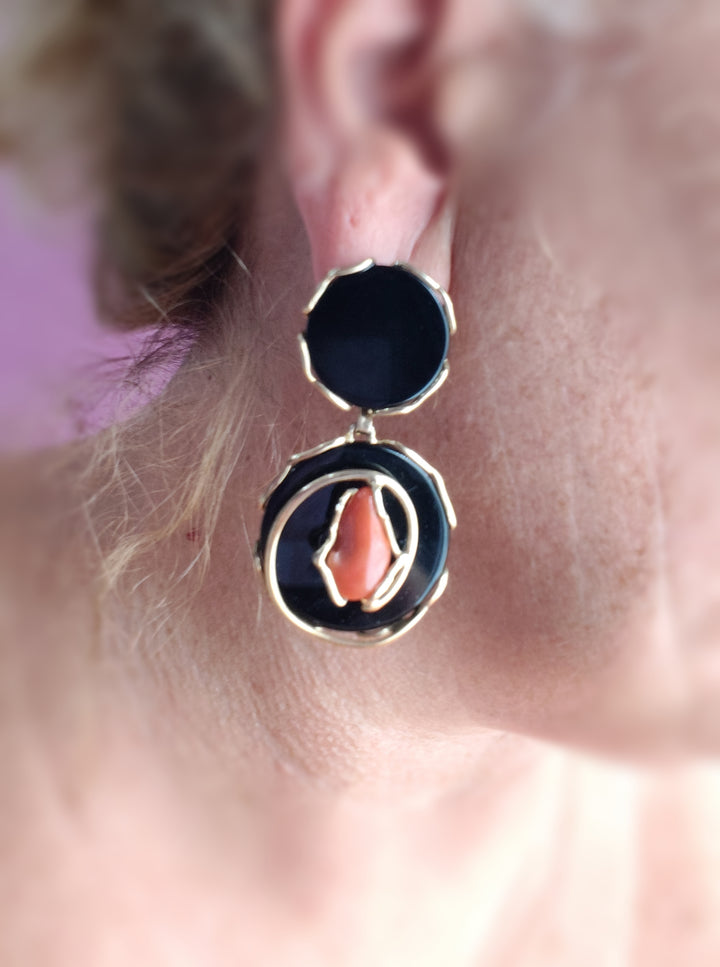 Round onyx and coral earrings mounted on silver 