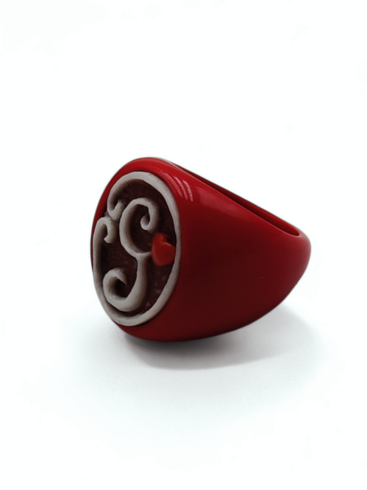 Anello con iniziale in cammeo montato su pasta di corallo Lucia Vitiello Gioielli di Napoli