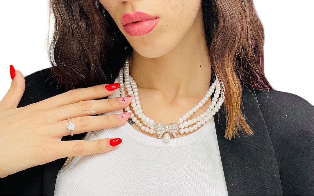 Bow necklace mounted on pearls