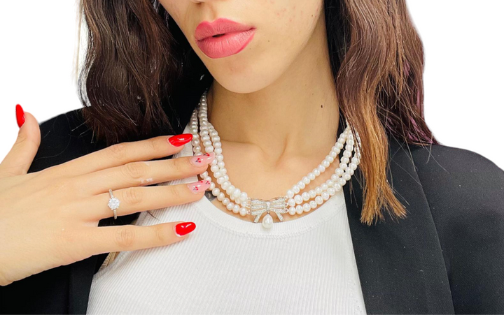 Bow necklace mounted on pearls