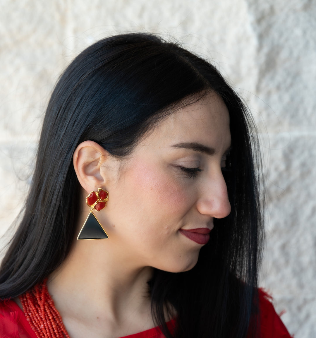 Triangle earrings in agate and red coral mounted on silver