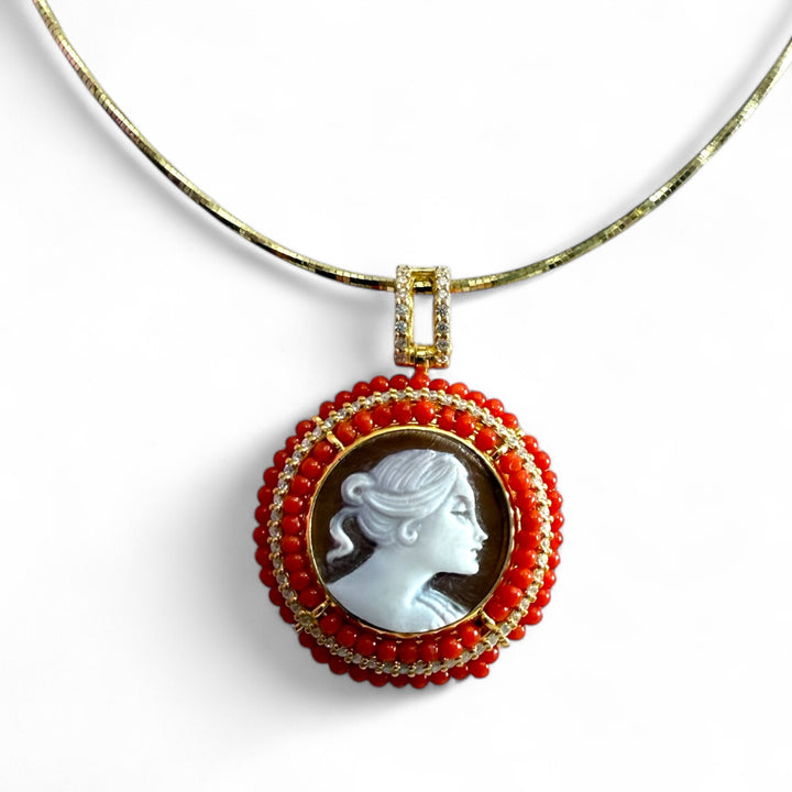 "Lady" cameo pendant necklace mounted in coral or pearls, woven workmanship and gold-plated silver