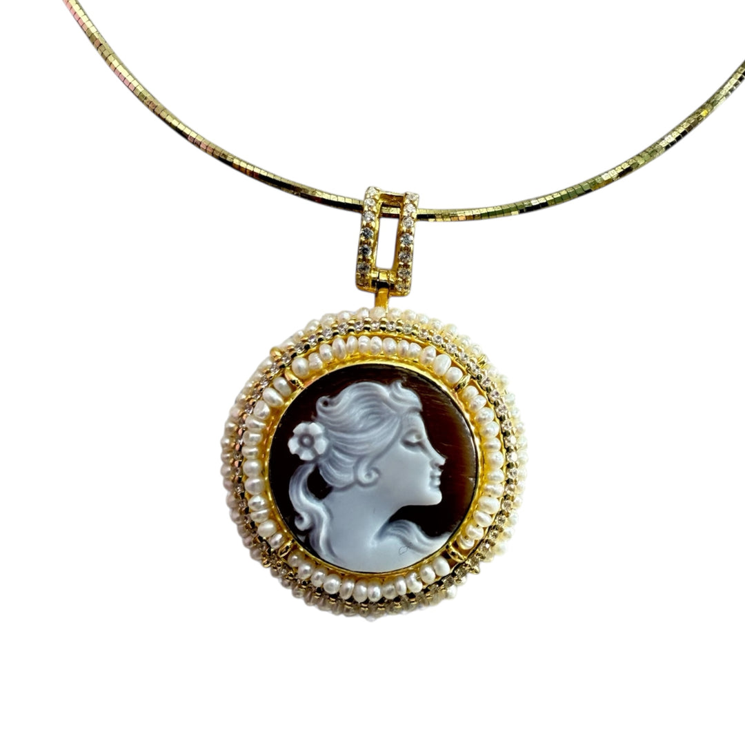 "Lady" cameo pendant necklace mounted in coral or pearls, woven workmanship and gold-plated silver