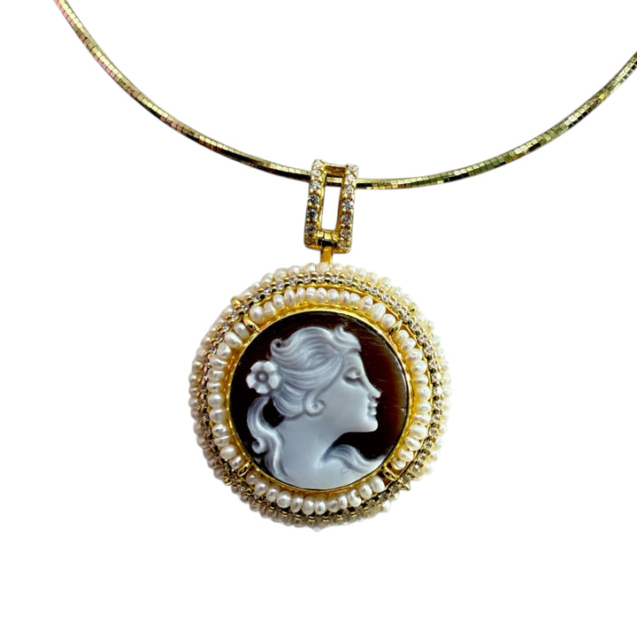 "Lady" cameo pendant necklace mounted in coral or pearls, woven workmanship and gold-plated silver