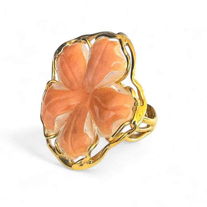 Anello “fiore” di madreperla e corallo montato su argento