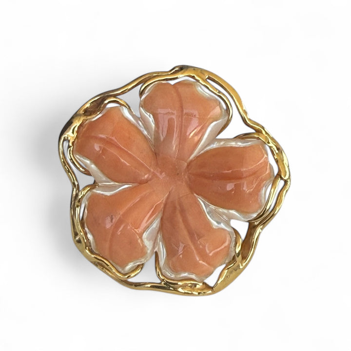 Anello “fiore” di madreperla e corallo montato su argento