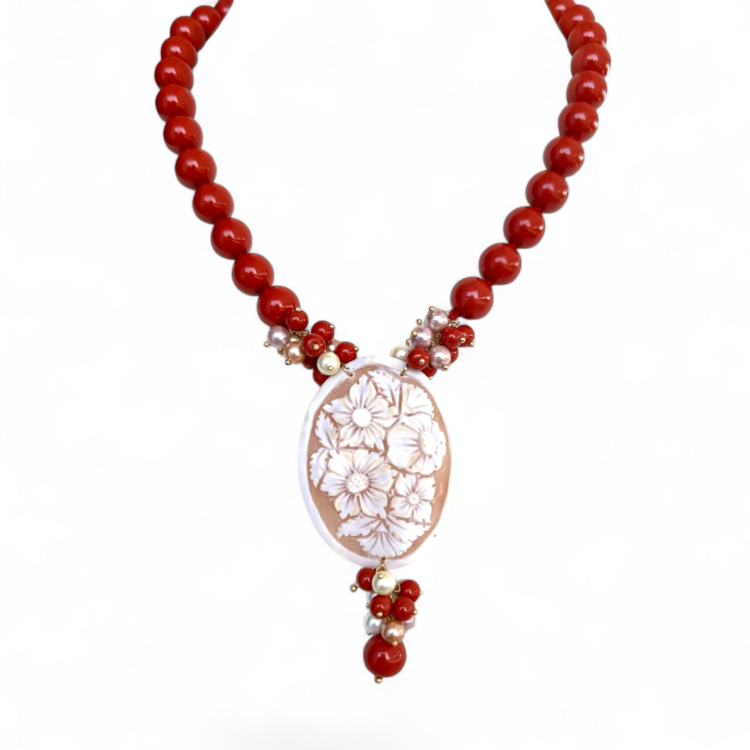Fine collezione - Collana “fiore” di cammeo montato in pasta di corallo