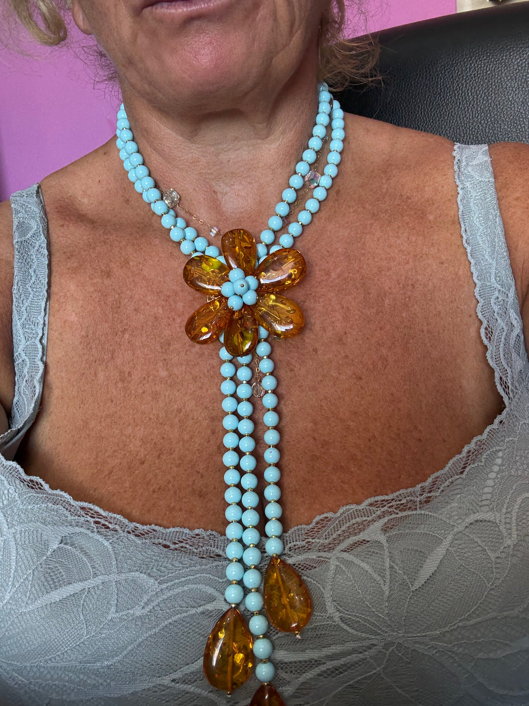 Collana fiore di ambra montata in agata ed in perle di maiorca