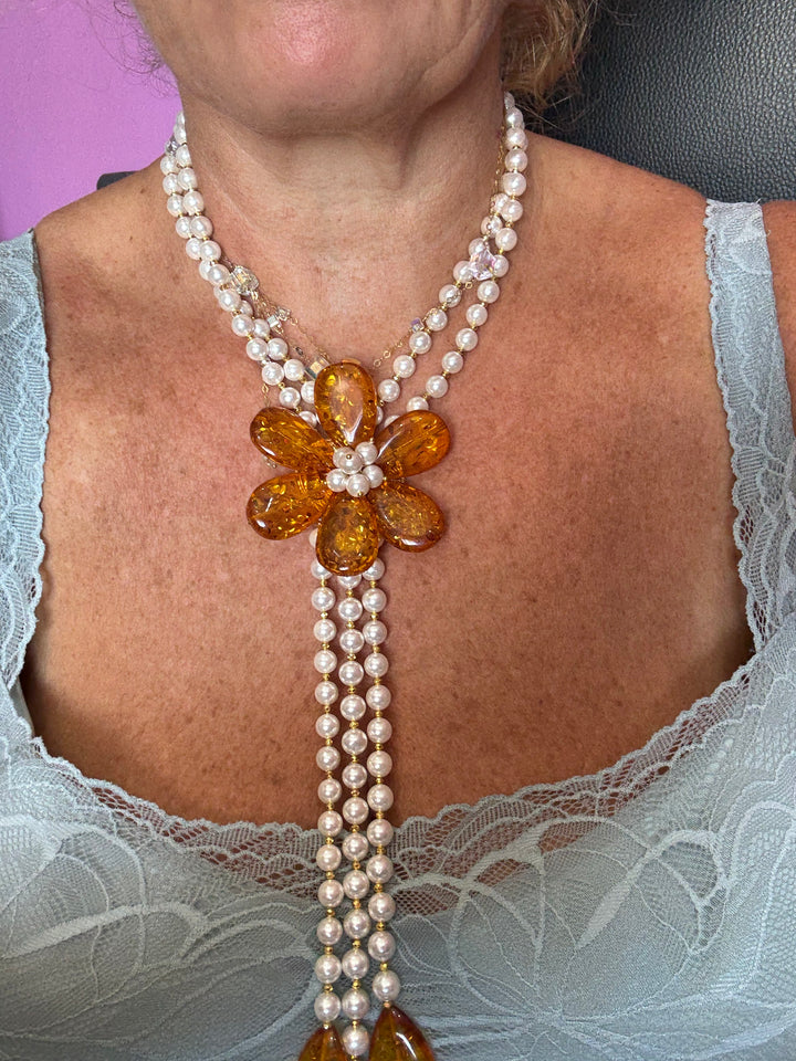 Collana fiore di ambra montata in agata ed in perle di maiorca